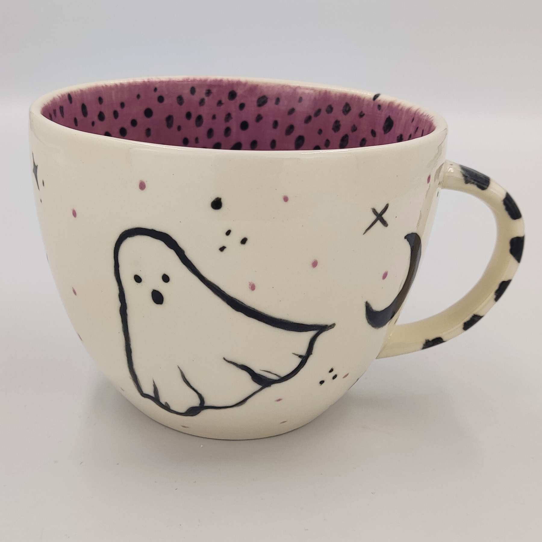 malowanie ceramiki gdansk kubek065l duch Biały kubek 0,65l z uroczym rysunkiem ducha - praca z warsztatów malowania ceramiki w Gdańsku