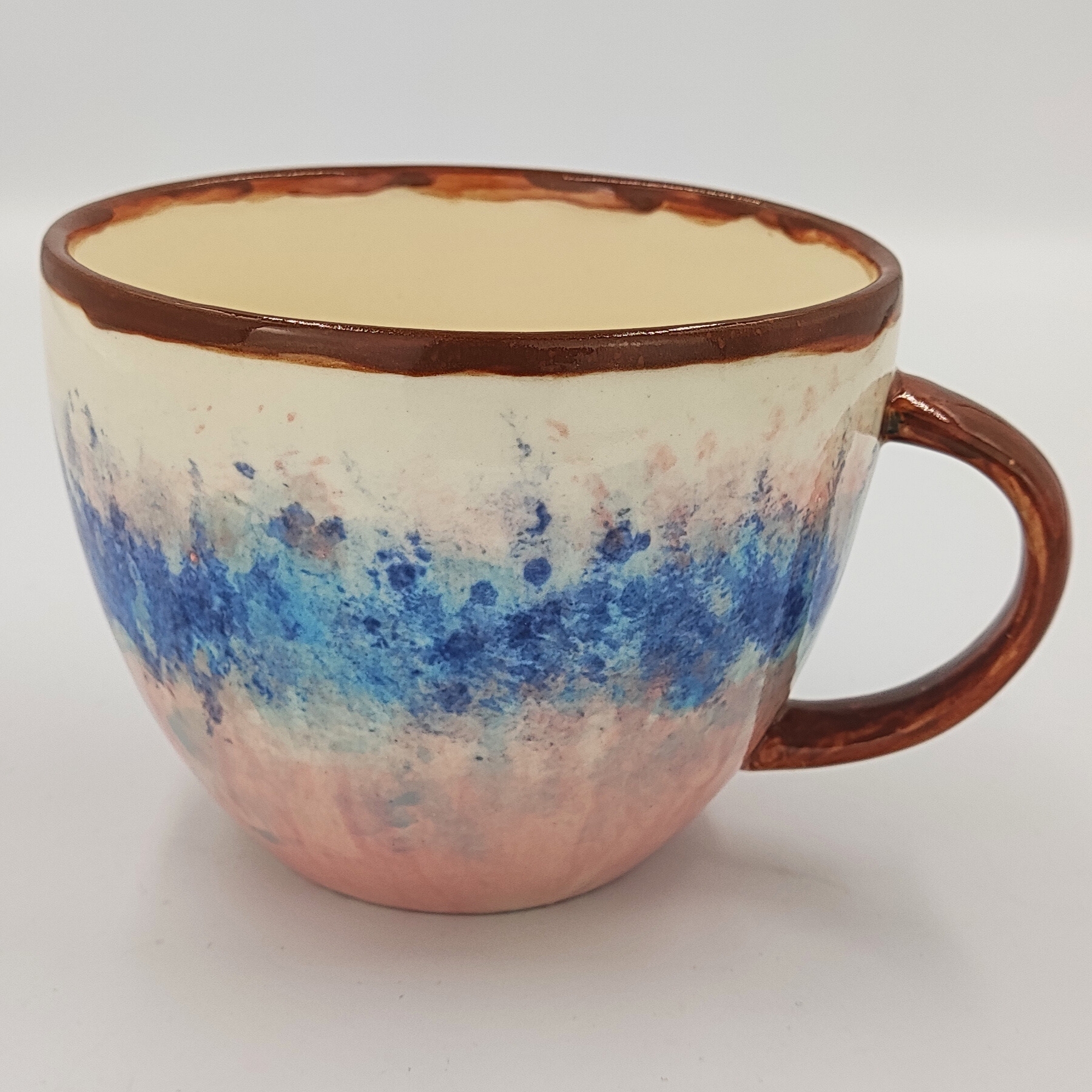 malowanie ceramiki gdansk kubek065l gradient pastelowy Kubek 0,65l z efektem ombre w odcieniach niebieskiego i różowego - artystyczny wyrób z warsztatów ceramicznych w Gdańsku