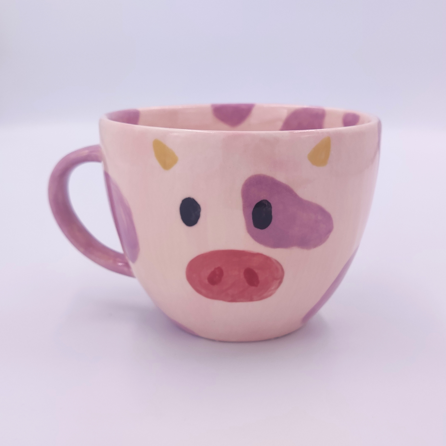 malowanie ceramiki gdansk kubek065l krowa fioletowa Fioletowy kubek 0,65l z kolorowym wzorem krowy wykonany podczas kreatywnych warsztatów malowania ceramiki w Gdańsku