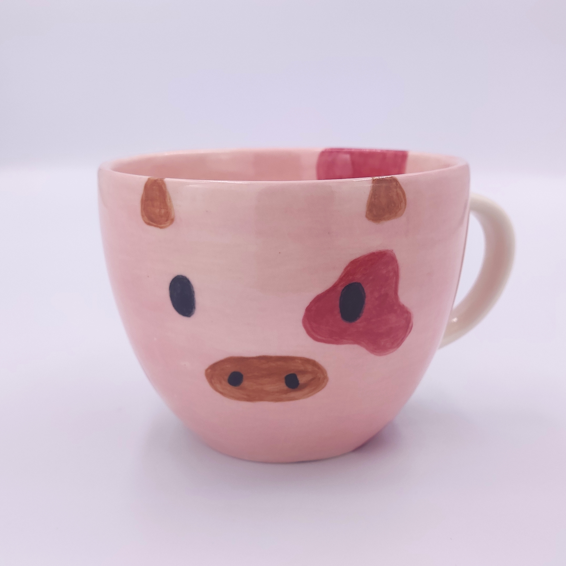 malowanie ceramiki gdansk kubek065l krowa rozowa Różowy kubek 0,65l z malowanym pyszczkiem krowy - zabawna praca z warsztatów ceramicznych w Gdańsku