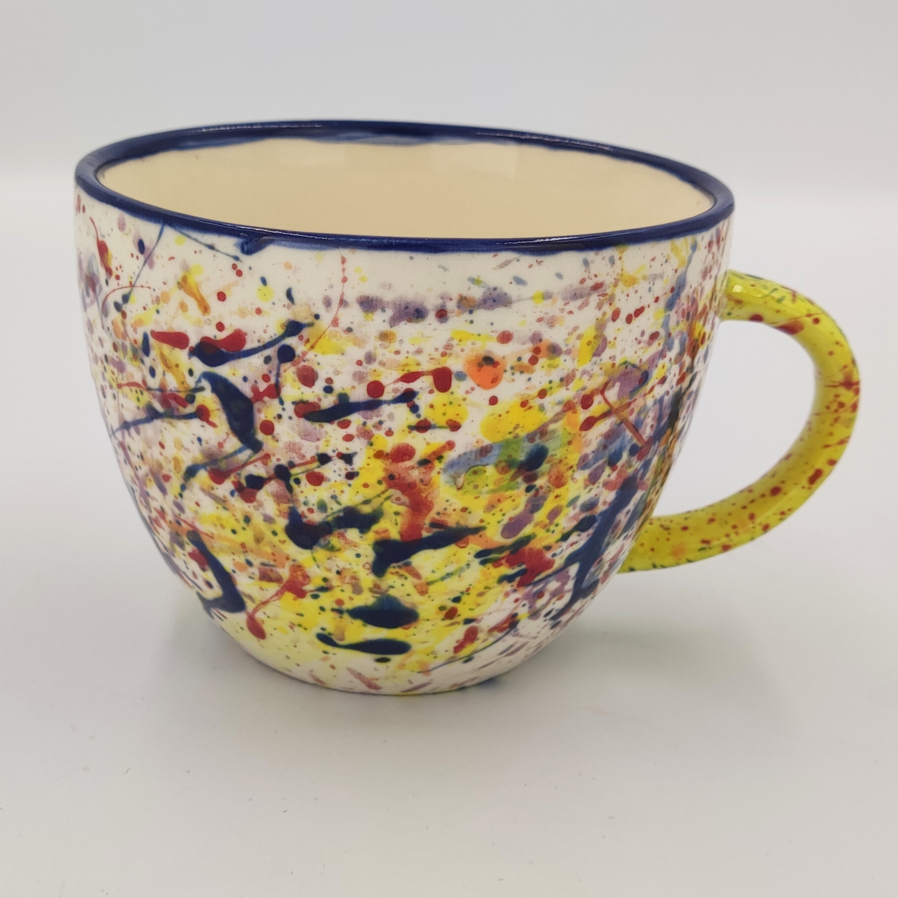 malowanie ceramiki gdansk kubek065l splash art Kolorowy kubek 0,65l z artystycznym wzorem splash art - kreatywna praca z warsztatów malowania ceramiki w Gdańsku