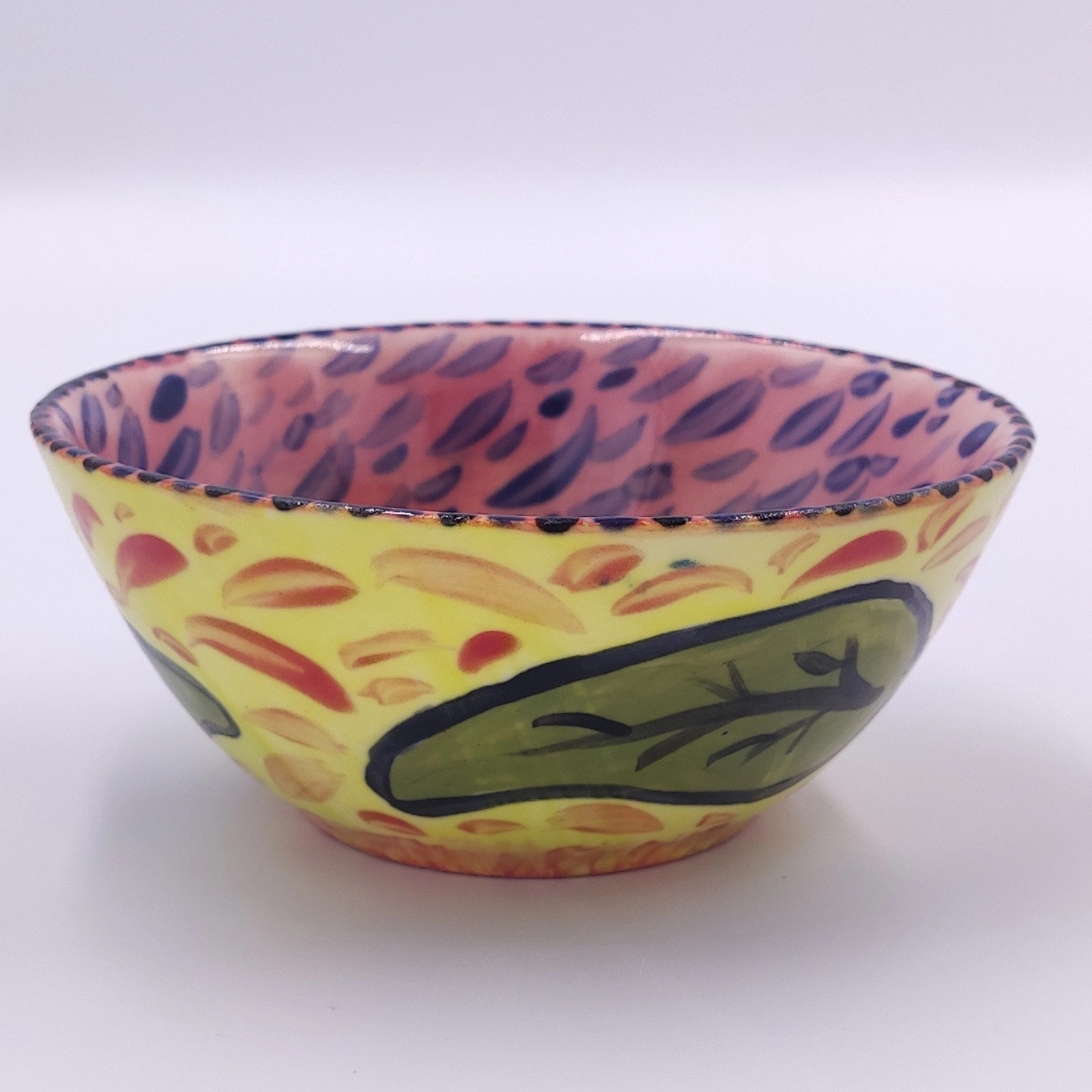 malowanie-ceramiki-gdansk-salaterka12cm-lisc-zolto-zielona Kolorowa salaterka ceramiczna 12 cm z warsztatów malowania ceramiki w Gdańsku. Zewnętrzna strona w żółtym kolorze z zielonym liściem i pomarańczowo-czerwonymi detalami, wewnątrz różowa z ciemnymi kropkami. Artystyczne naczynie do serwowania przekąsek stworzone podczas twórczych warsztatów malowania ceramiki w Gdańsku.