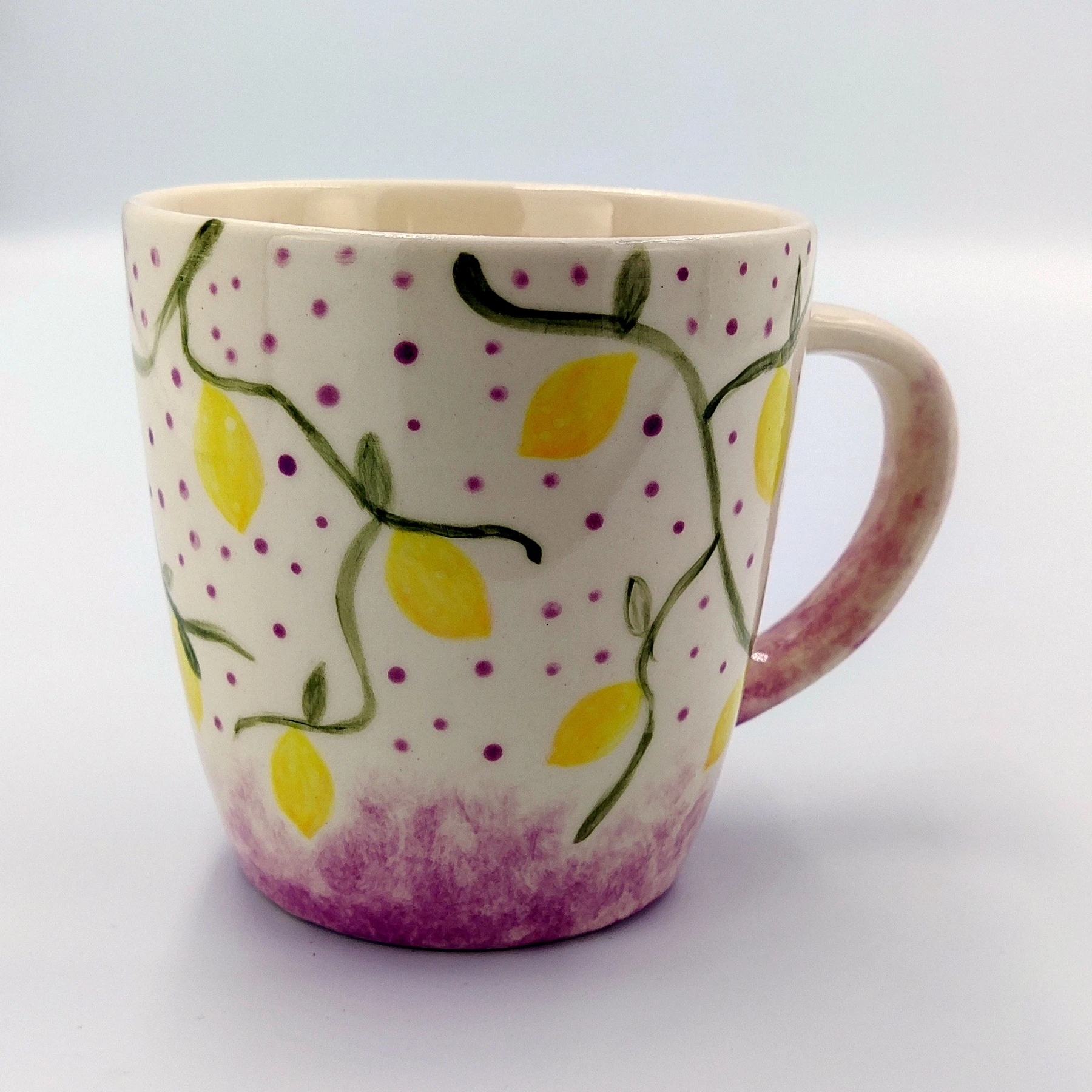 malowanie_ceramiki_gdansk_kubek038l_cytryny_kropki Kremowy kubek 0,38l z motywem cytryn i różowych kropek namalowany podczas warsztatów ceramicznych w Gdańsku