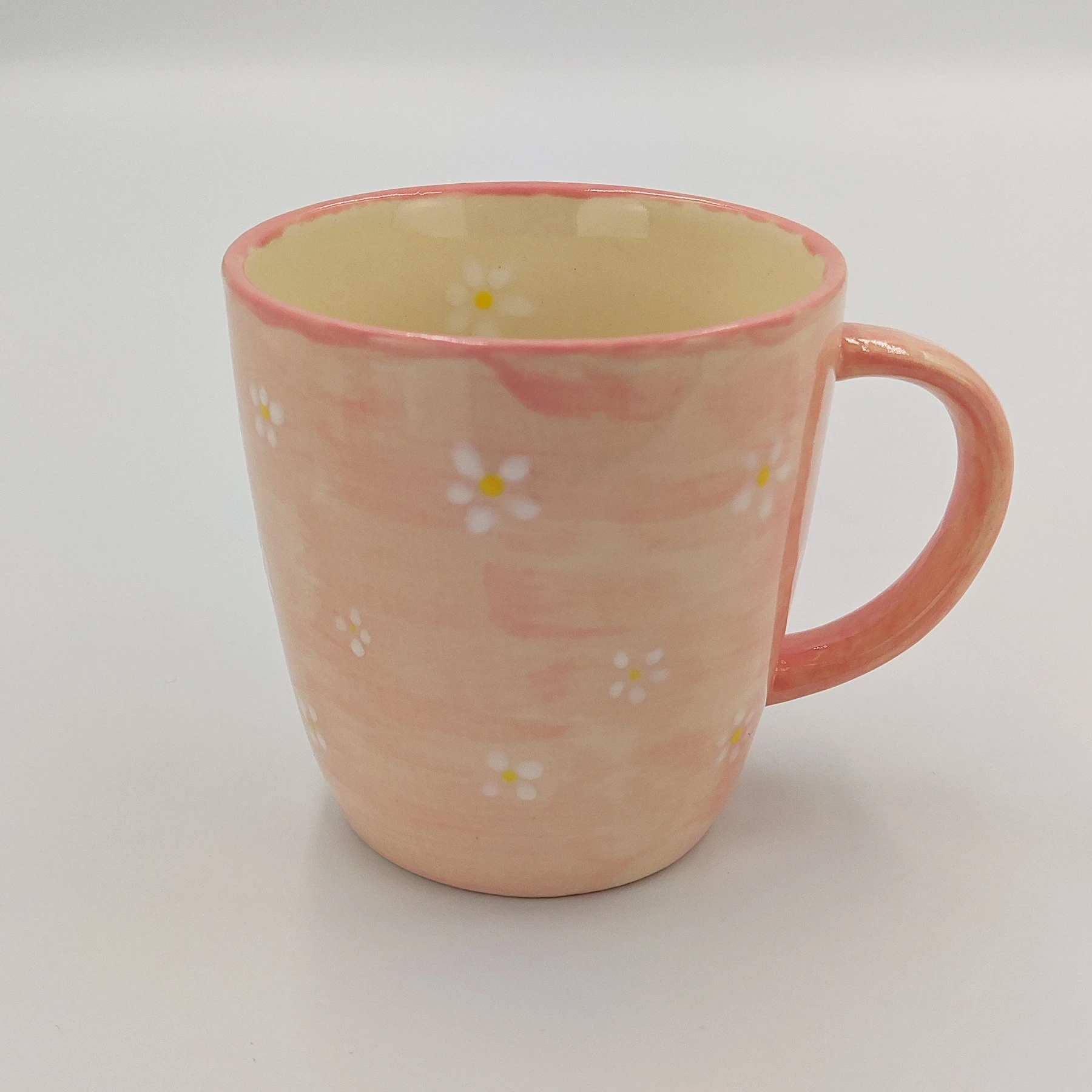 malowanie_ceramiki_gdansk_kubek038l_rozowy_stokrotki Delikatny różowy kubek 0,38l z białymi stokrotkami stworzony na warsztatach malowania ceramiki w Gdańsku