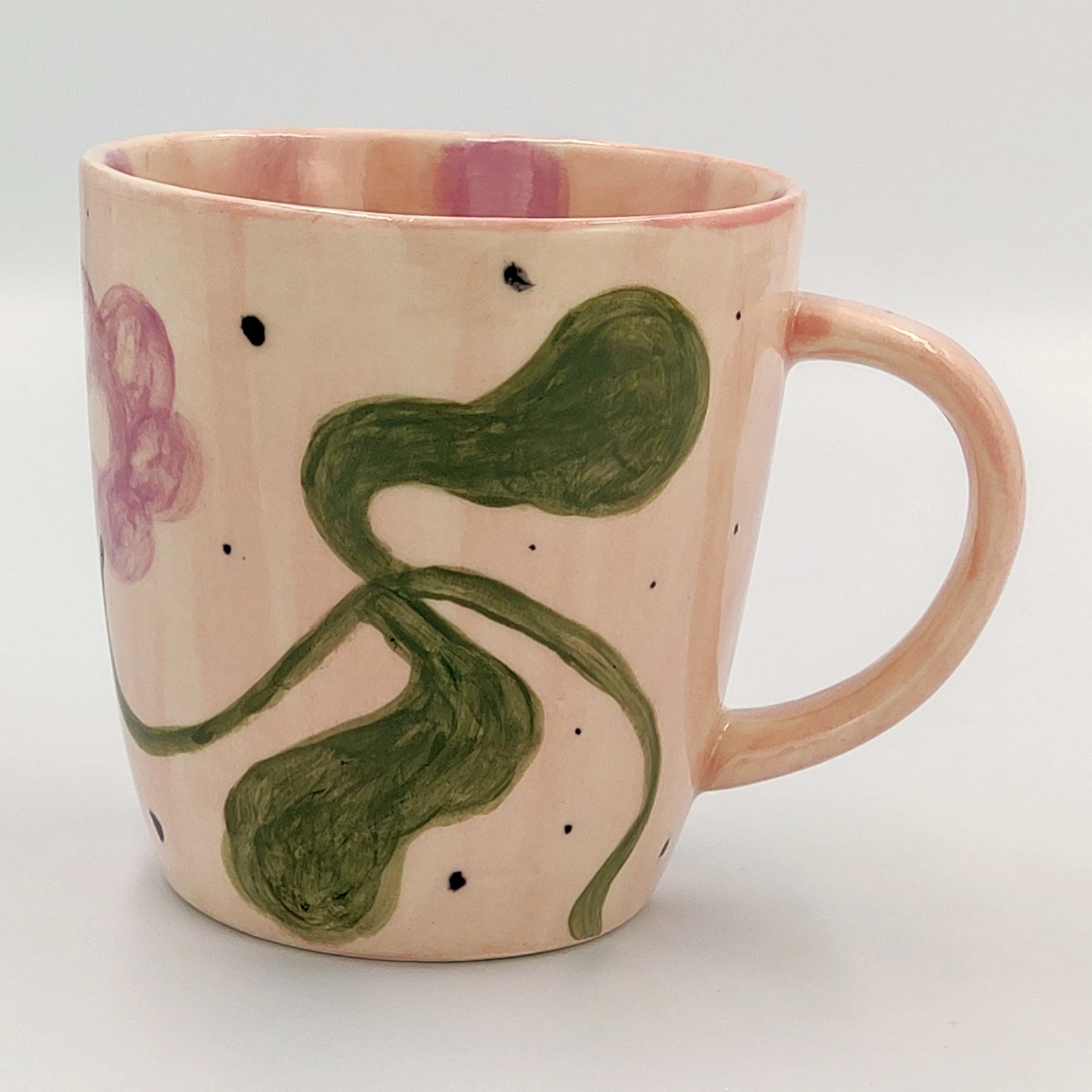 malowanie_ceramiki_gdansk_kubek038l_rozowy_zielony_wzor Różowy kubek 0,38l z zielonym abstrakcyjnym wzorem - artystyczna praca z kursu malowania ceramiki Gdańsk